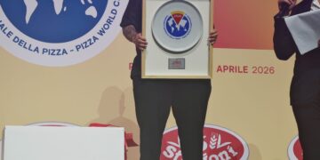 La terza pizza più buona al mondo è del cagliaritano Giuseppe Auriemma: arriva il premio più bello