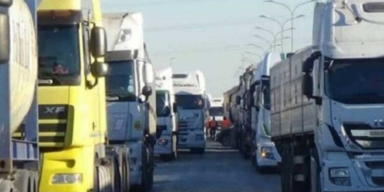 Caro carburanti, si ferma il trasporto merci in Sardegna: protesta degli autotrasportatori
