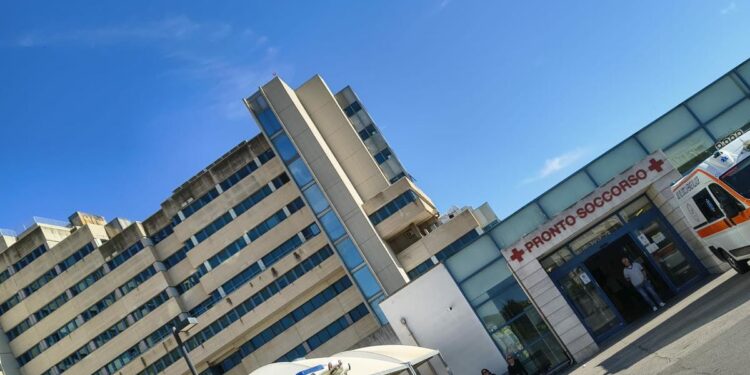 Odissea al Brotzu: “Diciotto ore d’attesa tra urla e dolore. Non è sanità, è l’apocalisse”