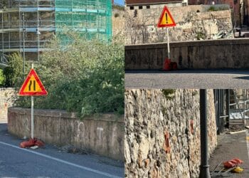 Cagliari, via Fiume è chiusa ma nessuno lo sa o tutti se ne infischiano: caos a Castello, molti in contromano