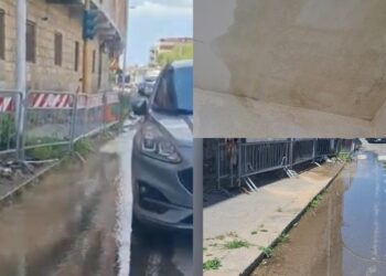 Cagliari, un fiume d’acqua potabile sgorga da settimane in via Flavio Gioia: “Serve un intervento risolutivo” -VIDEO