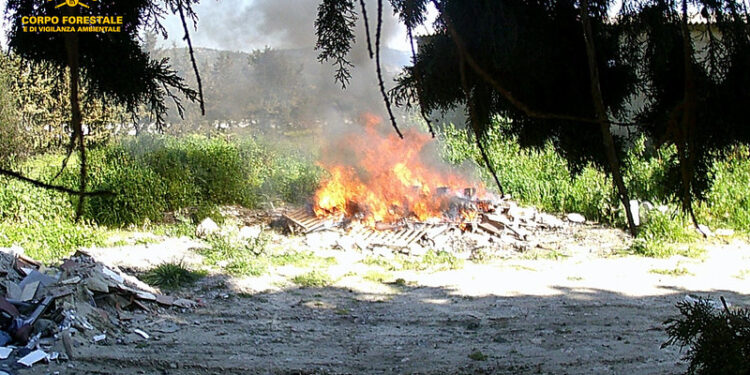 Combustione illecita di rifiuti a Maracalagonis: sequestrati un terreno e un autocarro, 2 persone denunciate