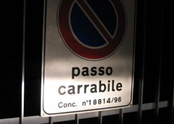 Pirri, l’inciviltà regna sovrana: passi carrabili ignorati, residenti “sequestrati in casa”