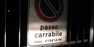 Pirri, l’inciviltà regna sovrana: passi carrabili ignorati, residenti “sequestrati in casa”