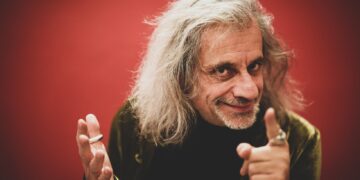Alessandro Bergonzoni in tournée nell’Isola con “Arrivano i Dunque/Avannotti, sole Blu e la storia della giovane Saracinesca”