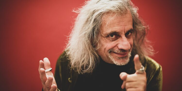 Alessandro Bergonzoni in tournée nell’Isola con “Arrivano i Dunque/Avannotti, sole Blu e la storia della giovane Saracinesca”