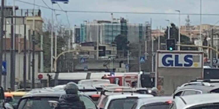 Cagliari, schianto fra metropolitana e auto in viale Marconi: traffico in tilt, strada bloccata