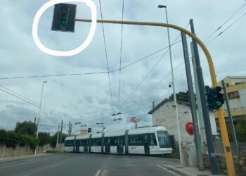 Cagliari, semaforo verde per gli automobilisti e metro in transito, la segnalazione di alcuni cittadini: “Non è la prima volta”