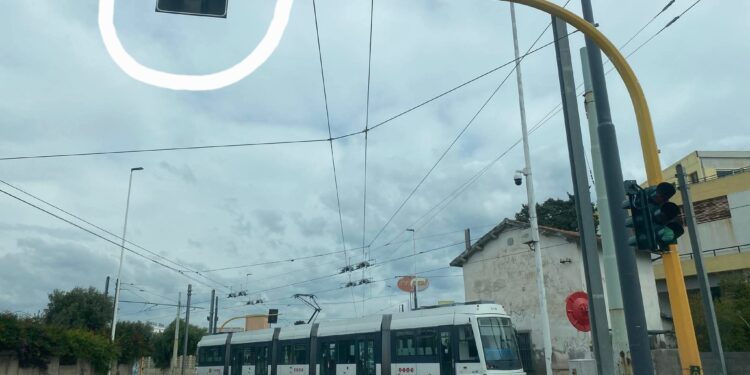 Cagliari, semaforo verde per gli automobilisti e metro in transito, la segnalazione di alcuni cittadini: “Non è la prima volta”