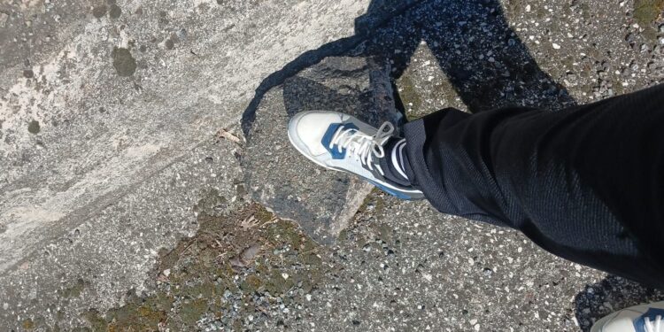 Incredibile sulla 131 verso Cagliari: chiodi sull’asfalto, decine di auto ferme con le ruote bucate