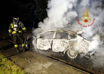 Auto distrutta dalle fiamme nella notte a Dolianova, intervento dei vigili del fuoco
