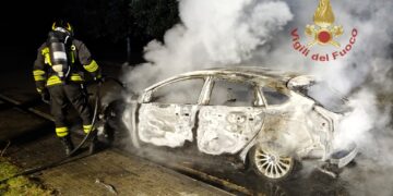 Auto distrutta dalle fiamme nella notte a Dolianova, intervento dei vigili del fuoco