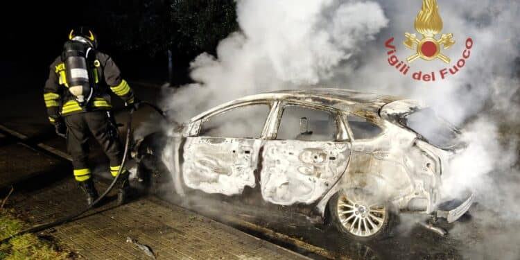 Auto distrutta dalle fiamme nella notte a Dolianova, intervento dei vigili del fuoco