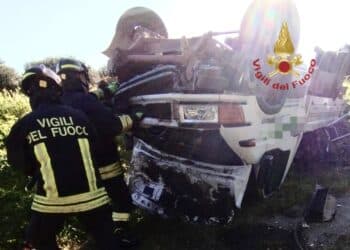 Ss 196 a Villacidro, prima lo scontro poi il furgone si ribalta: 2 feriti, un uomo elitrasportato in codice rosso