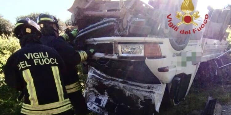 Ss 196 a Villacidro, prima lo scontro poi il furgone si ribalta: 2 feriti, un uomo elitrasportato in codice rosso