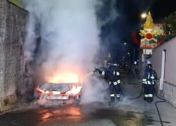 Auto in fiamme a Maracalagonis, paura per un edificio nelle vicinanze del rogo