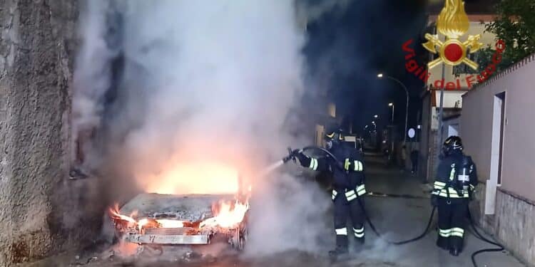 Auto in fiamme a Maracalagonis, paura per un edificio nelle vicinanze del rogo
