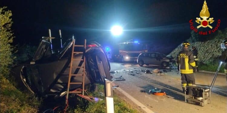 Ittiri, grave scontro tra auto sulla Sp 15: tre feriti estratti dalle lamiere, tra loro una minorenne