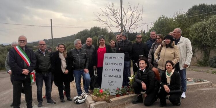 Sardara, una piazza, un albero e una targa per ricordare i compagni che non ci sono più