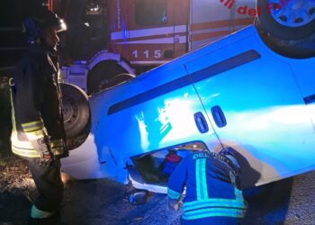 Furgone esce di strada sulla Ss 166, il conducente ferito estratto dalle lamiere