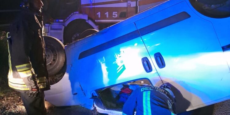 Furgone esce di strada sulla Ss 166, il conducente ferito estratto dalle lamiere