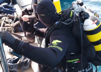 Una nave dell’ISPRA alla deriva a Sant’Antioco: provvidenziale intervento della Motovedetta e dei Carabinieri Subacquei per liberare le eliche