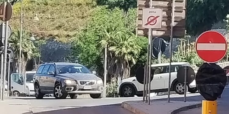 Cagliari, una normalissima giornata in via Fiume: due macchine incastrate e nessuno sa chi ha ragione