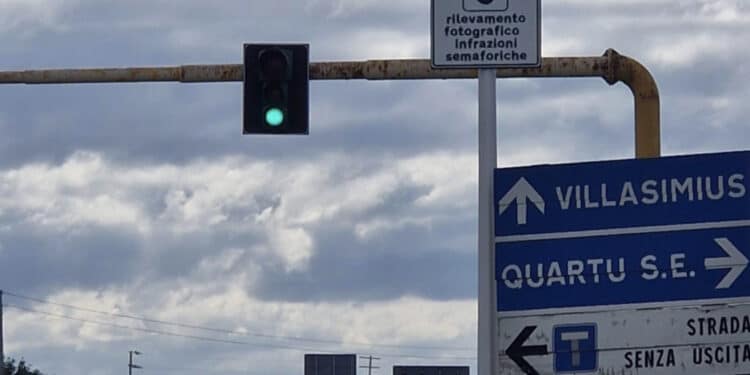 Quartu, nuovo rilevatore di passaggio col semaforo rosso sulla ex 554: multe salate a chi infrange le regole