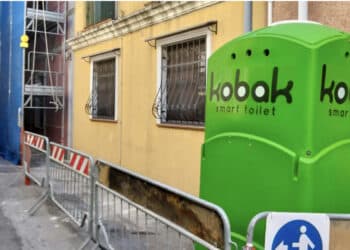 Monserrato, bagno chimico di un cantiere posizionato accanto alla finestra della camera da letto: protestano i cittadini (VIDEO)