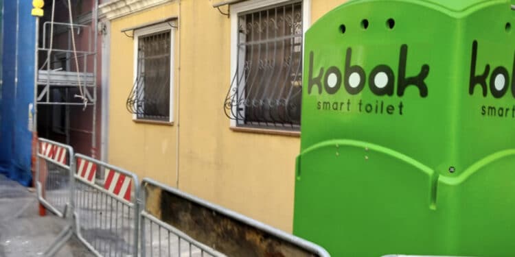 Monserrato, bagno chimico di un cantiere posizionato accanto alla finestra della camera da letto: protestano i cittadini (VIDEO)