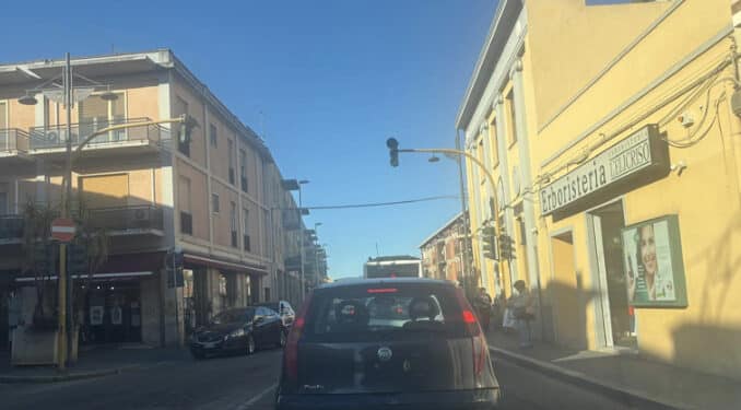 Cagliari, traffico impazzito anche a Pirri: la chiusura di via Vesalio provoca il caos