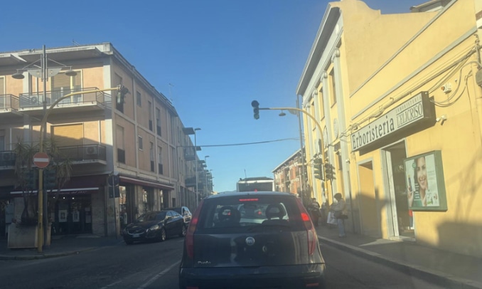 Cagliari, traffico impazzito anche a Pirri: la chiusura di via Vesalio provoca il caos