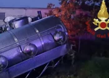 Tragico scontro fra auto e camion, tre morti