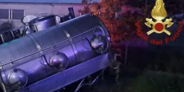 Tragico scontro fra auto e camion, tre morti