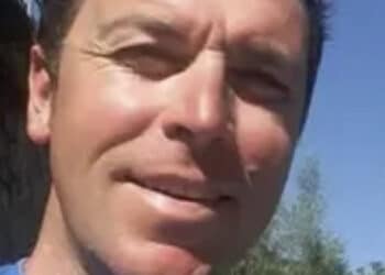 Aggredito da un gruppo di sconosciuti che lanciavano bottiglie contro un negozio, Giacomo muore a 47 anni davanti a suo figlio