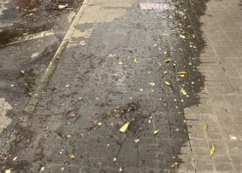 Cagliari, perdita d’acqua da mesi in via Businco: “Abbiamo segnalato più volte la situazione ma tutto tace” (VIDEO)