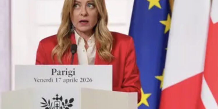 Meloni a Parigi per il vertice dei Volenterosi: “Navi italiane a Hormuz con l’autorizzazione del Parlamento”
