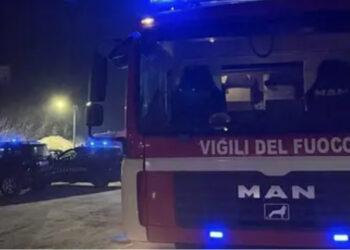 Si cala dalla grondaia per raggiungere la stanza di un amico in gita e cade: tragedia sfiorata per un 18enne