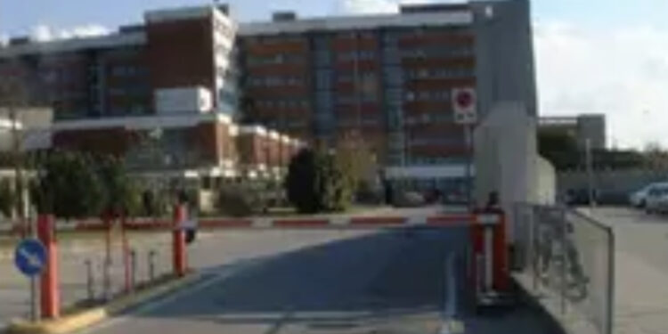 Viene sottoposto ad un intervento al braccio e muore a due anni e mezzo: “È entrato in ospedale saltellando, vogliamo la verità”