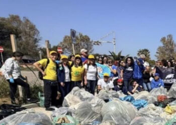 Il Poetto torna a splendere: raccolte due tonnellate di rifiuti fra Cagliari e Quartu