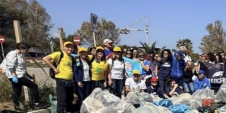 Il Poetto torna a splendere: raccolte due tonnellate di rifiuti fra Cagliari e Quartu