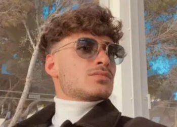 Ragazzo di 25 anni ucciso a coltellate in un parcheggio: caccia ai malviventi