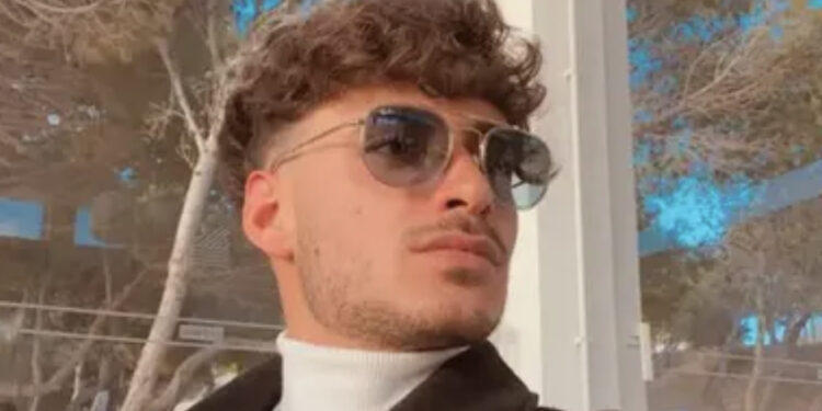 Ragazzo di 25 anni ucciso a coltellate in un parcheggio: caccia ai malviventi