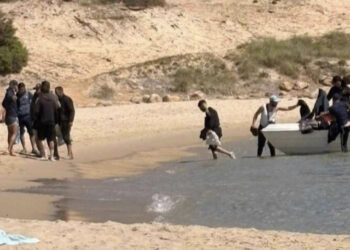 Ancora sbarchi nell’isola: un barchino con a bordo una decina di uomini è approdato a Cala Cipolla (VIDEO)
