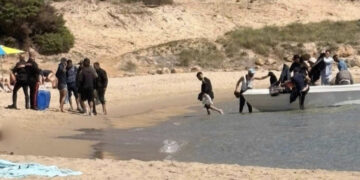 Ancora sbarchi nell’isola: un barchino con a bordo una decina di uomini è approdato a Cala Cipolla (VIDEO)