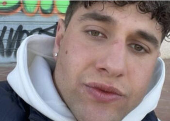 Ragazzo di 21 anni ucciso a coltellate, il padre confessa: “Era violento”