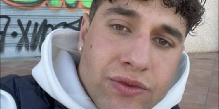 Ragazzo di 21 anni ucciso a coltellate, il padre confessa: “Era violento”