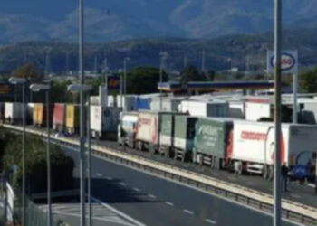 Tragedia sulla A1: camionista morto investito durante la protesta per il caro carburante