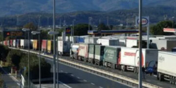 Tragedia sulla A1: camionista morto investito durante la protesta per il caro carburante