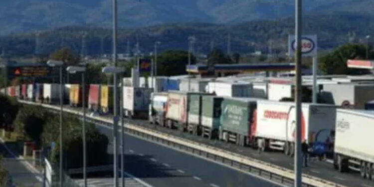 Tragedia sulla A1: camionista morto investito durante la protesta per il caro carburante